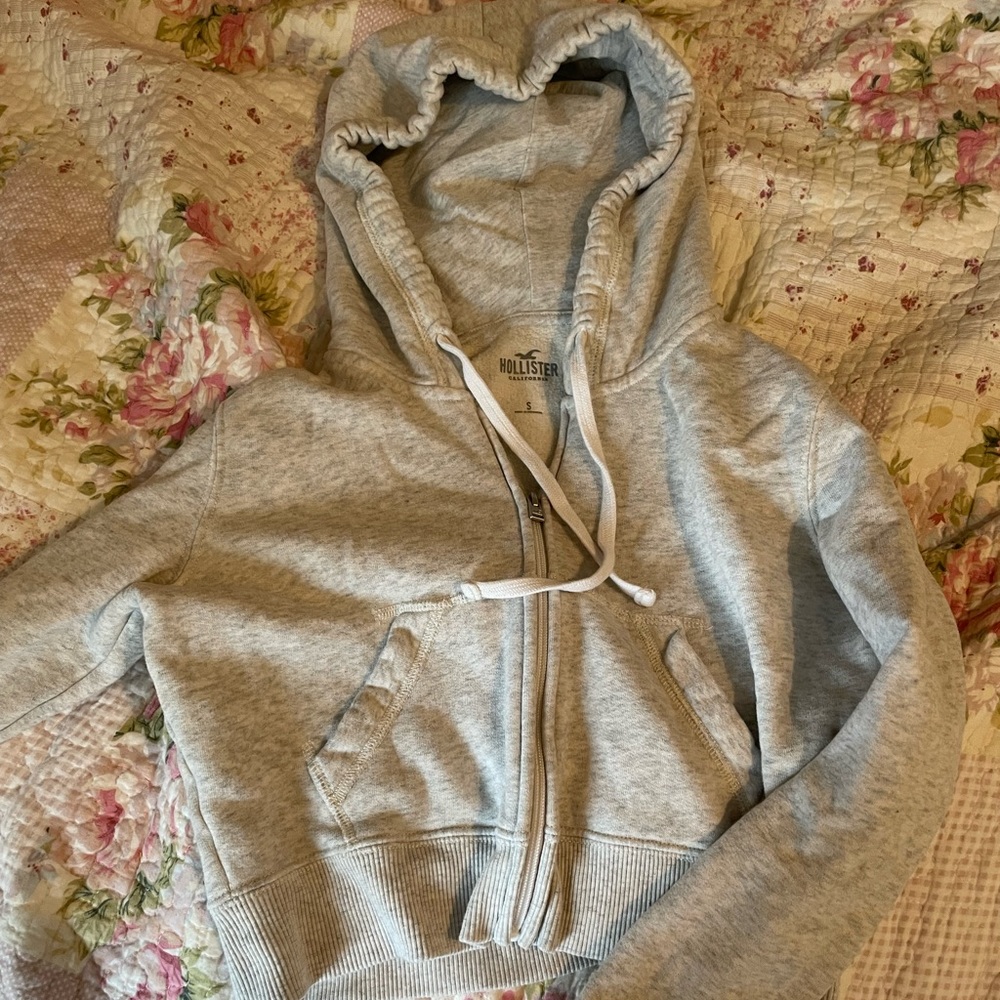 Cropped Gray Hollister Zip Up Hoodie || size S, great condition, no flaws